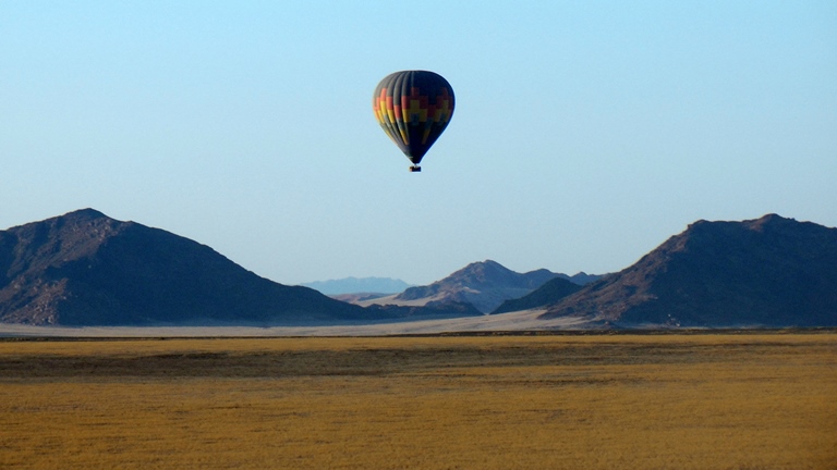 Heissluftballon über der Namib